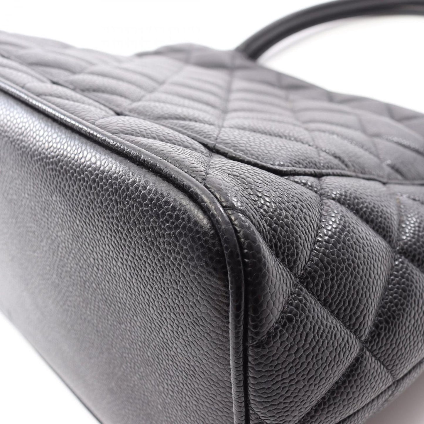 CHANEL Reissue Tote Bag A01804 in Black Leather - Timeless Elegance