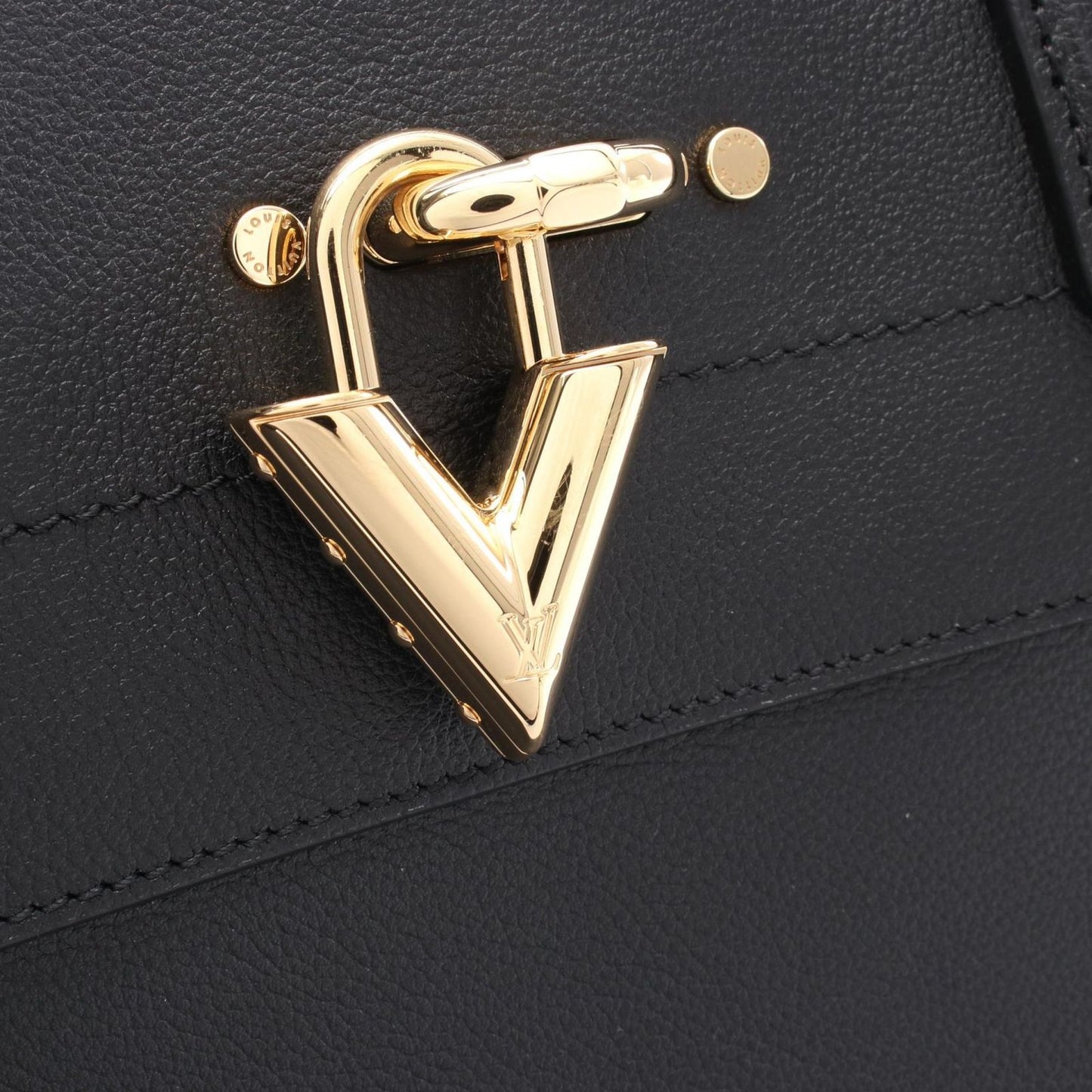 Louis Vuitton Steamer MM Handbag in Noir - Timeless Elegance