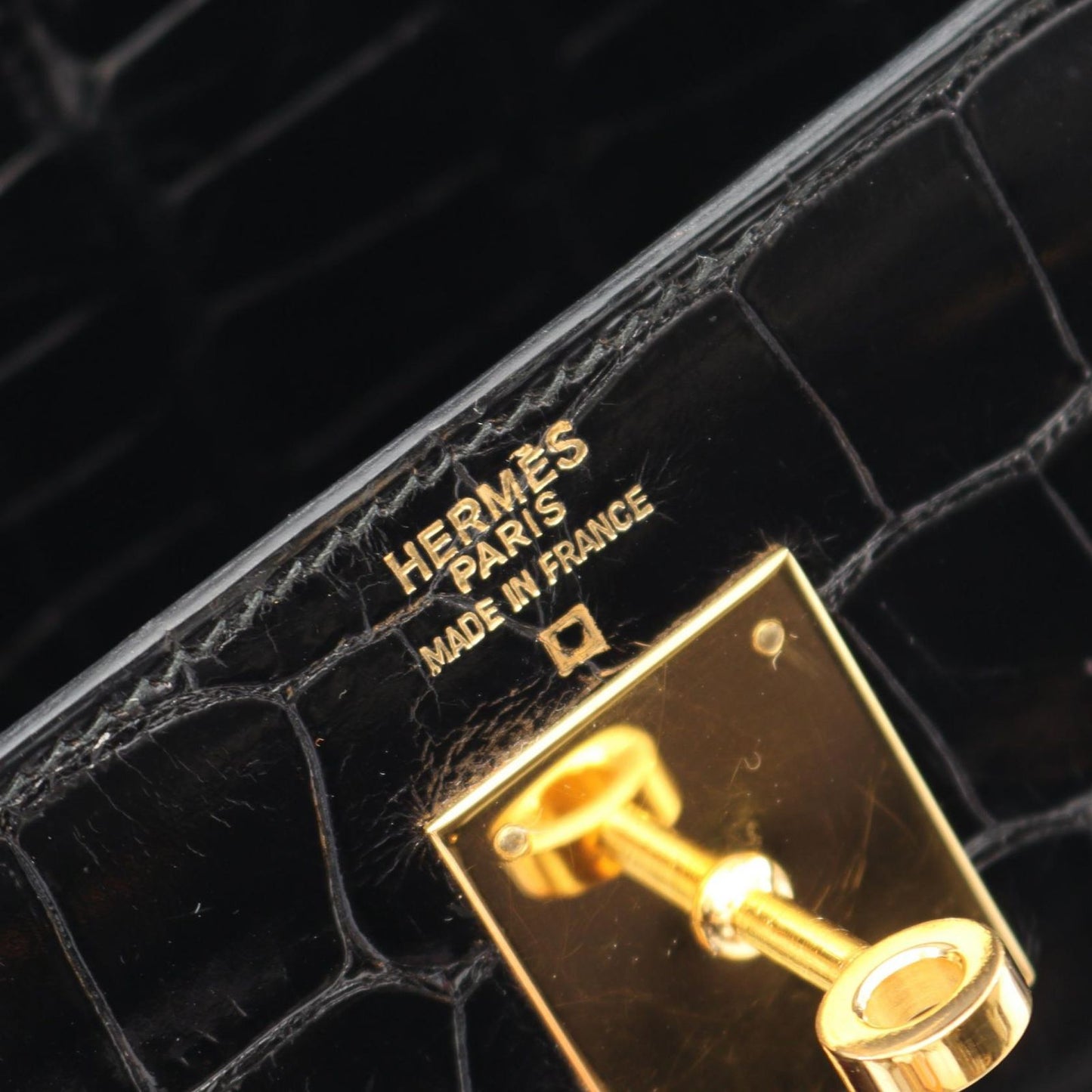 HERMES Kelly 32 Handbag in Black Alligator - Timeless Elegance