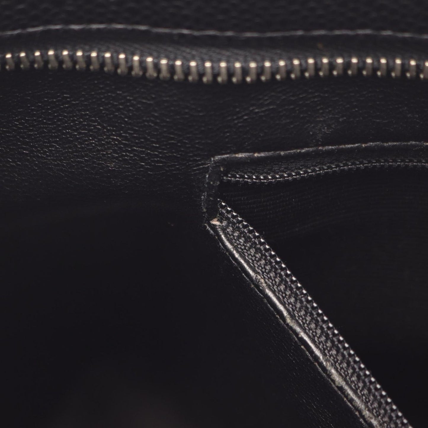 CHANEL Reissue Tote Bag A01804 in Black Leather - Timeless Elegance