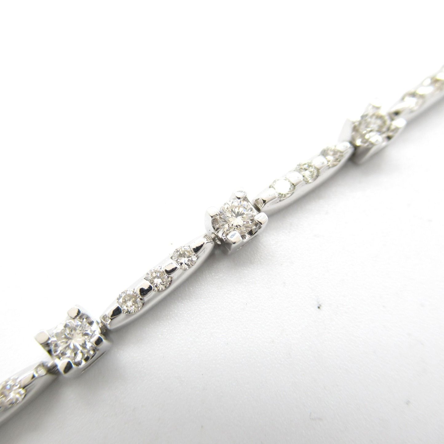 Exquisite K18WG Diamond Bracelet - 2.20ct Luxury Unisex Design