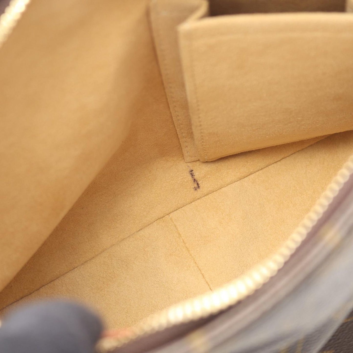 Louis Vuitton Monogram Looping MM Shoulder Bag - Timeless Elegance