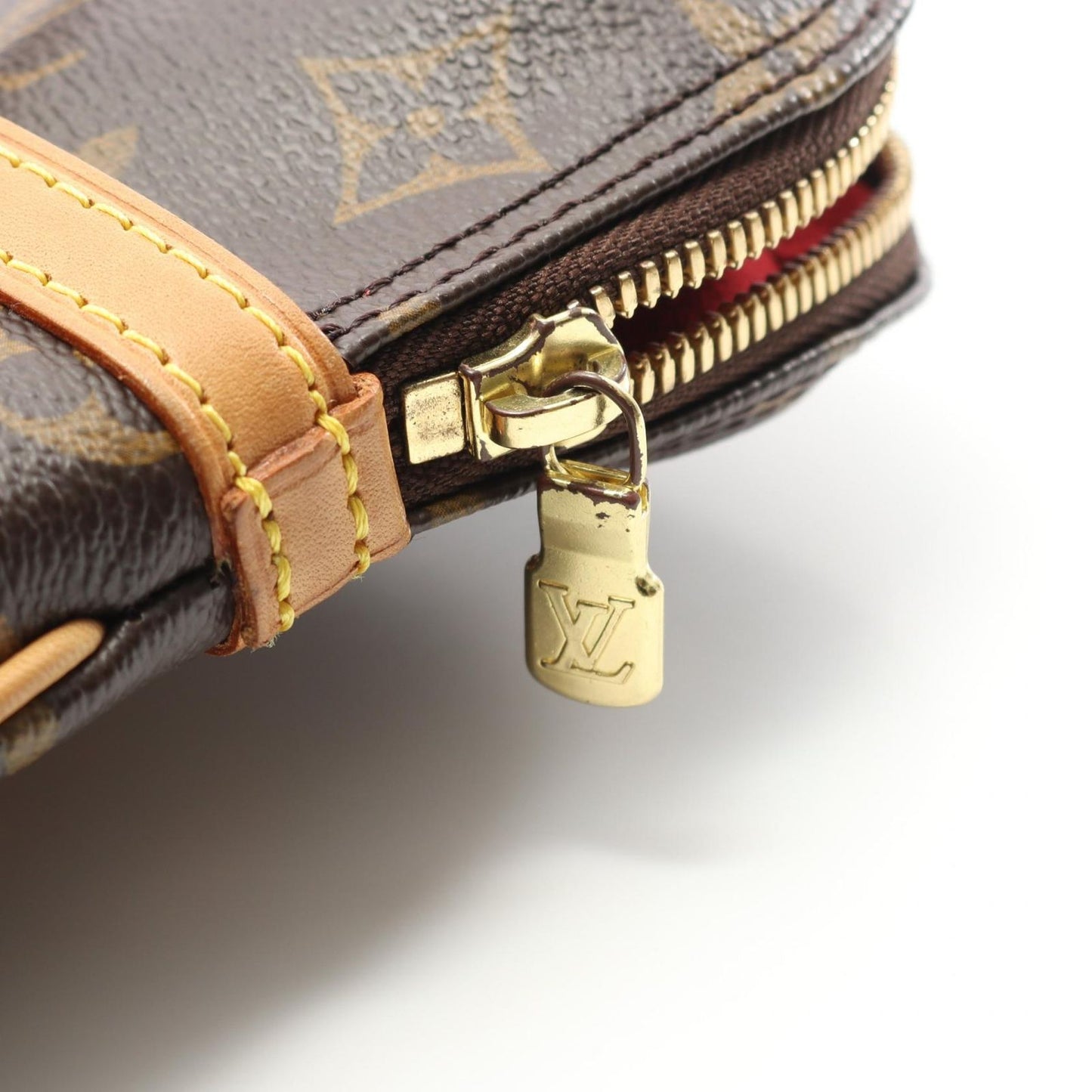 LOUIS VUITTON Kusun GM Shoulder Bag - Timeless Elegance