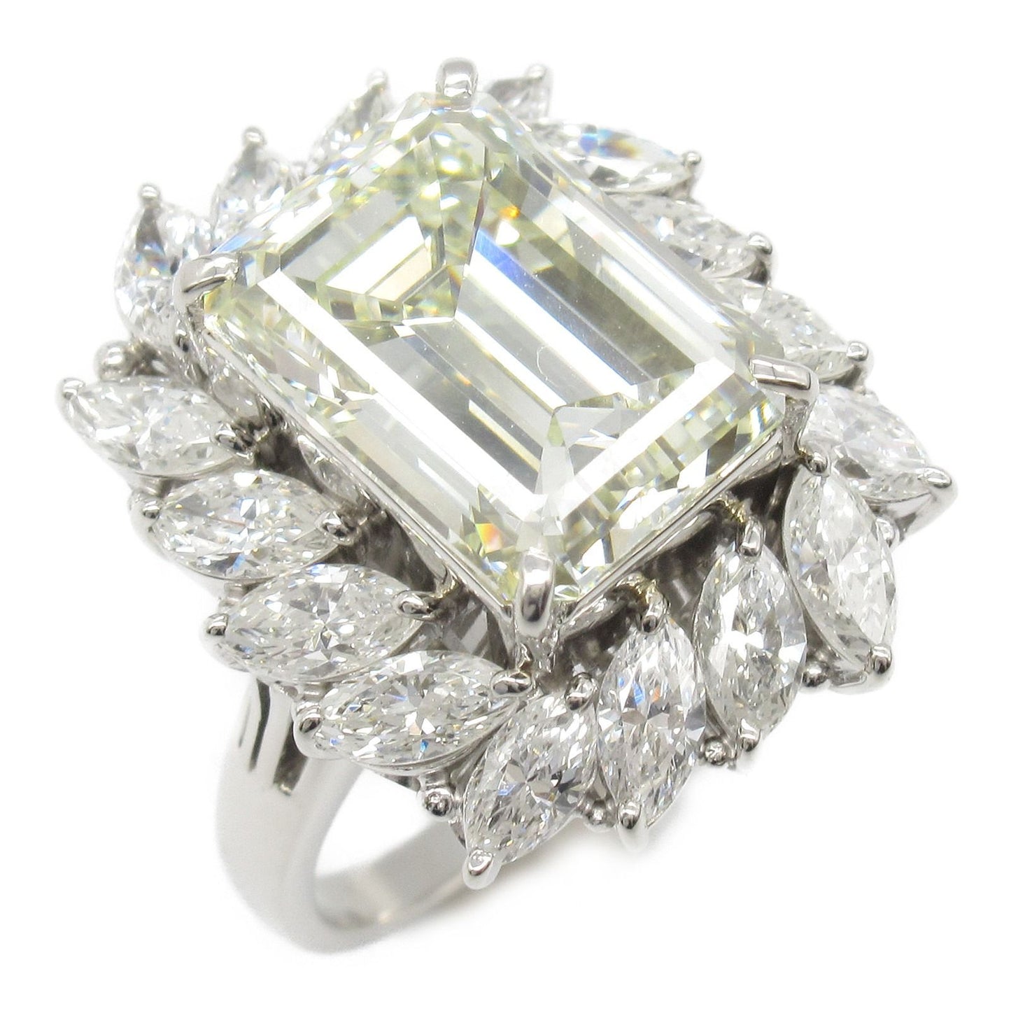 Exquisite JEWELRY Diamond Ring in Platinum - A Timeless Treasure
