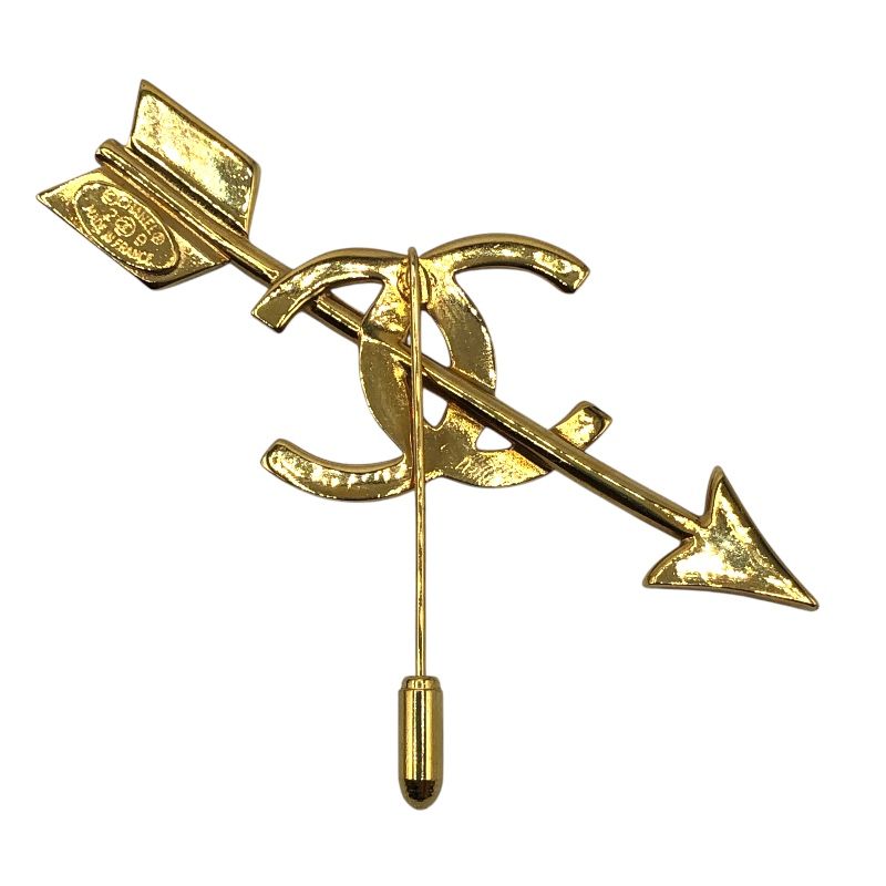 CHANEL Coco Mark Arrow Brooch in Gold - Unisex Elegance