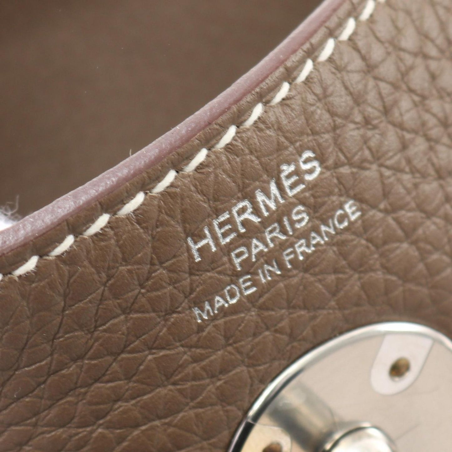 HERMES Lindy 26 Shoulder Bag in Etoupe - Timeless Elegance