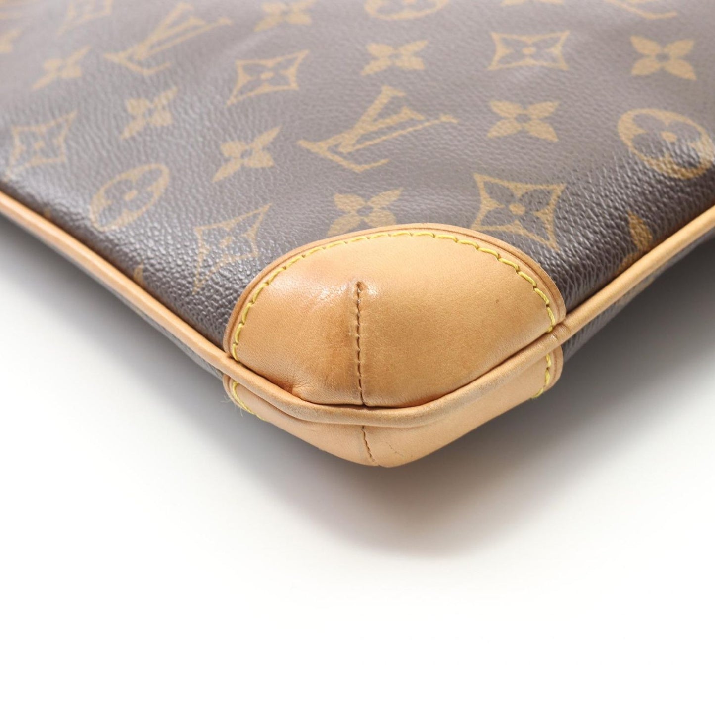LOUIS VUITTON Kusun GM Shoulder Bag - Timeless Elegance