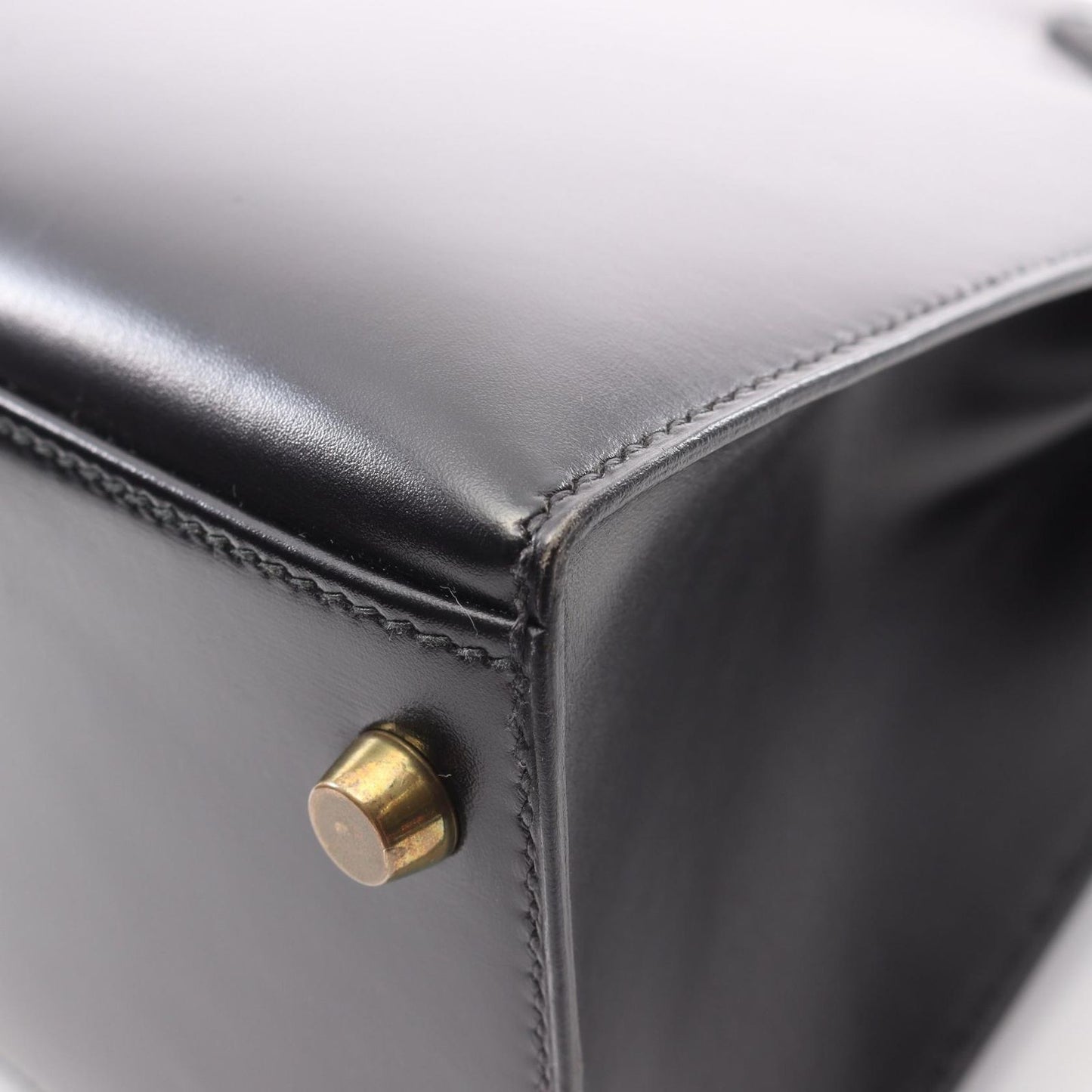 HERMES Kelly 28 Handbag in Black Box Calf - Timeless Elegance