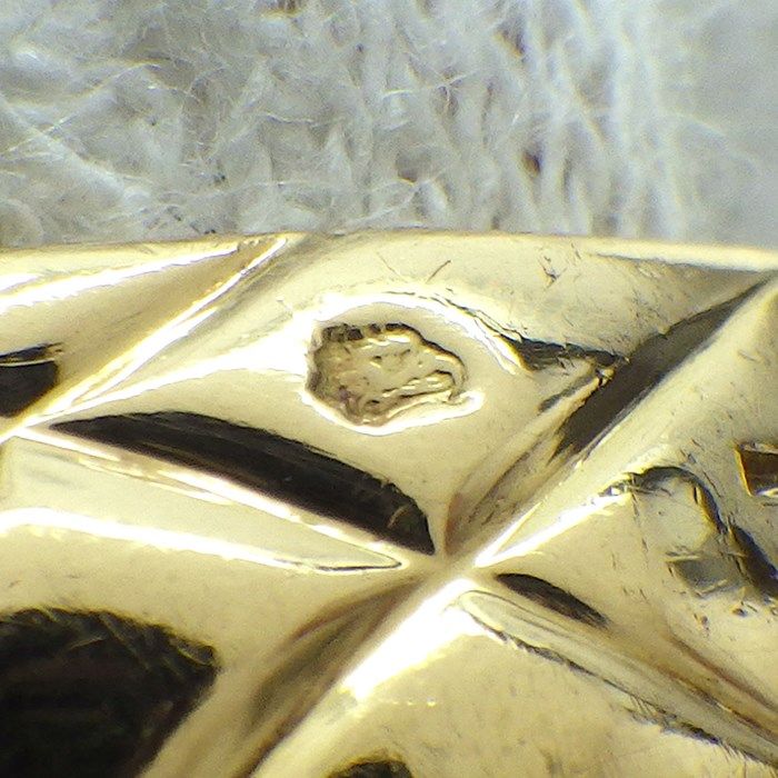 CHANEL Vintage Matelassé Quilted Onyx Ring in 18K Yellow Gold