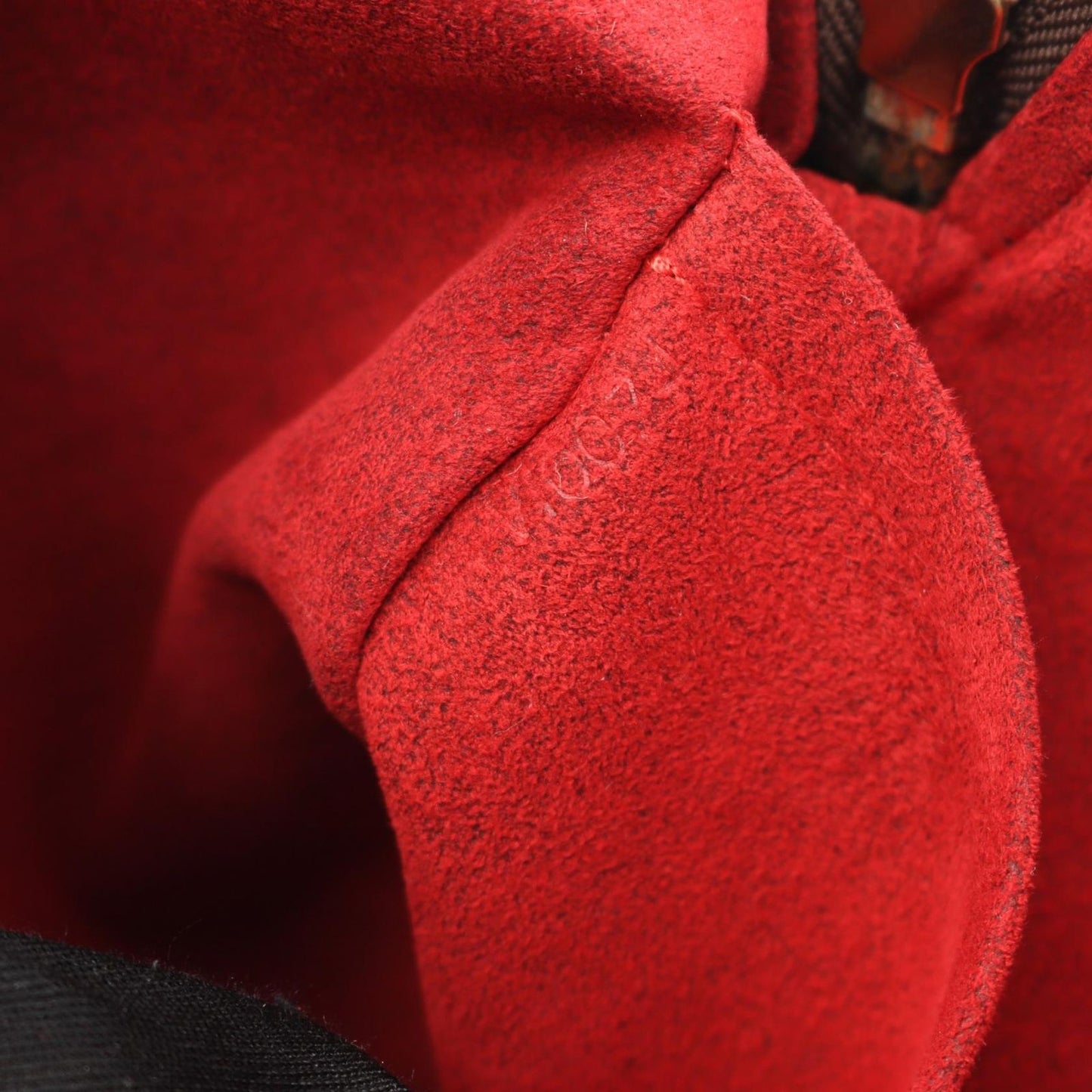 LOUIS VUITTON Kusun GM Shoulder Bag - Timeless Elegance