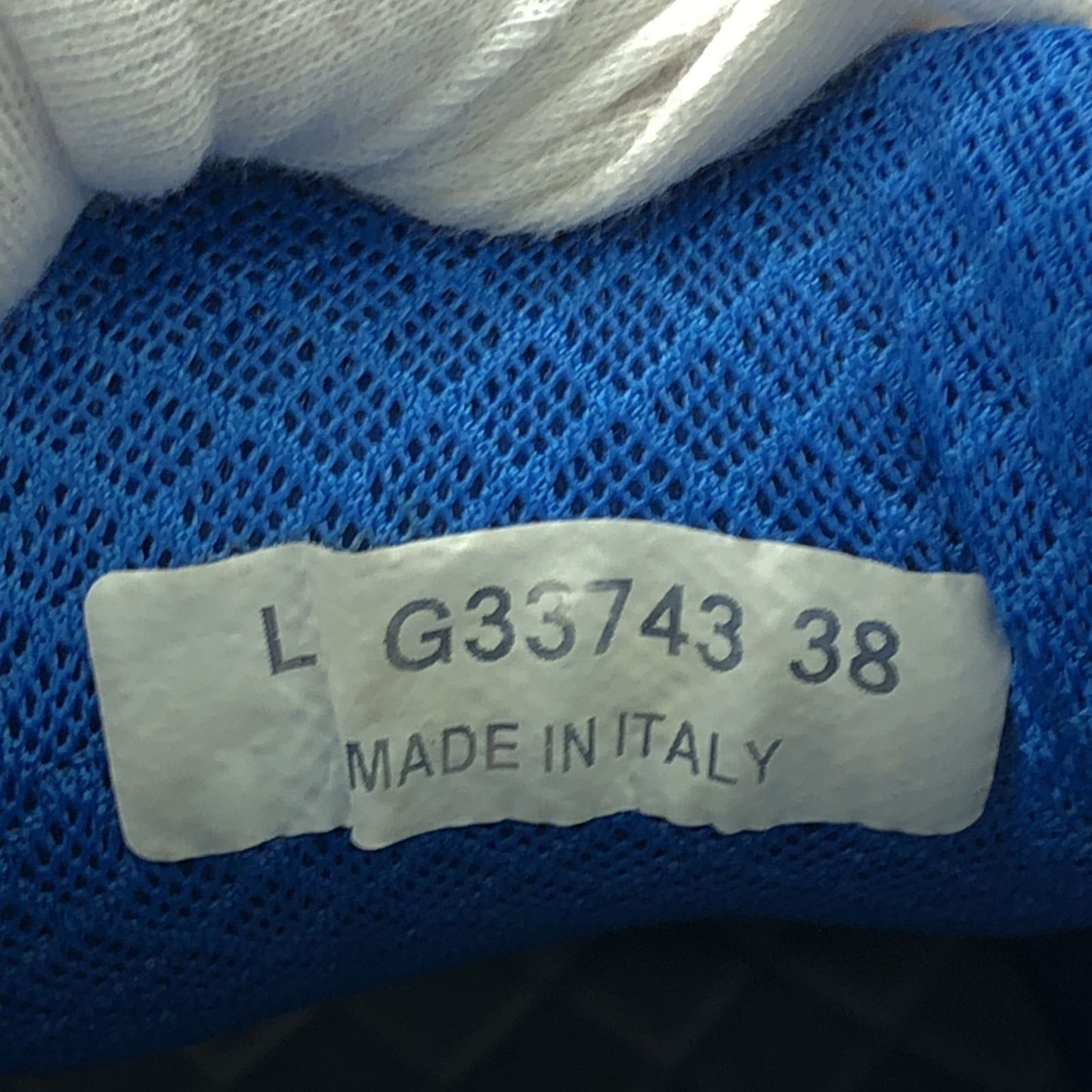 CHANEL White Leather Sneakers G33743 - Timeless Elegance