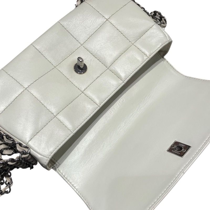 CHANEL Green Chocolate Bar 5-Chain Shoulder Bag - Luxury Craftsmanship