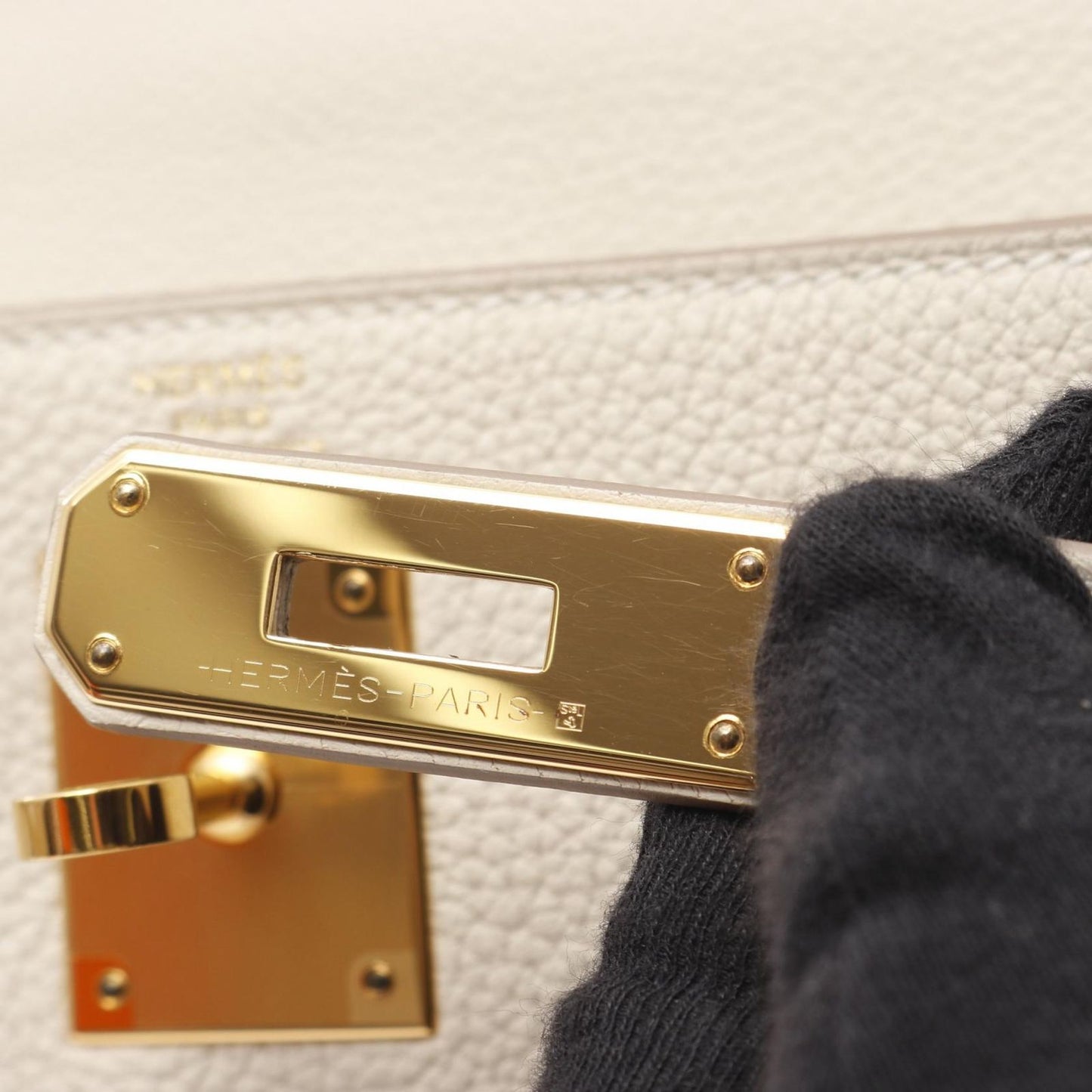 HERMES Kelly 28 Handbag in Clé Leather - Timeless Elegance