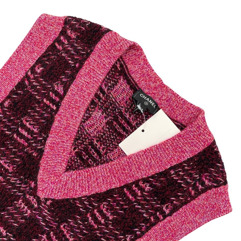 CHANEL Cashmere Wool Knit Vest & Skirt Set in Pink - Exquisite Elegance