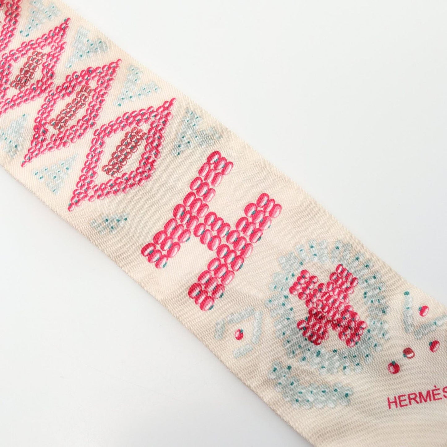 HERMES Kelly en Perles Twilly Scarf - Exquisite Silk Accessory