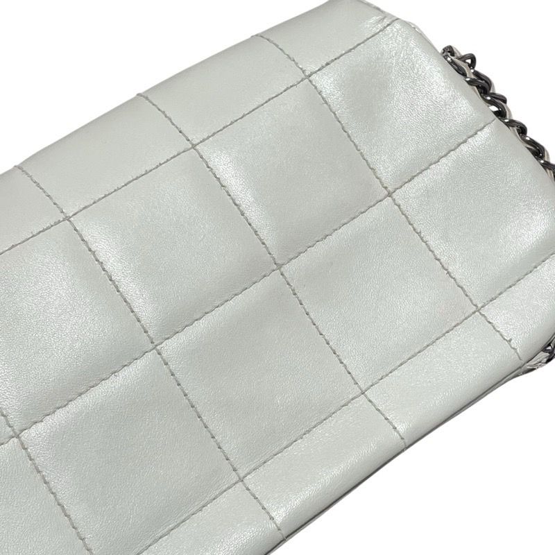 CHANEL Green Chocolate Bar 5-Chain Shoulder Bag - Luxury Craftsmanship