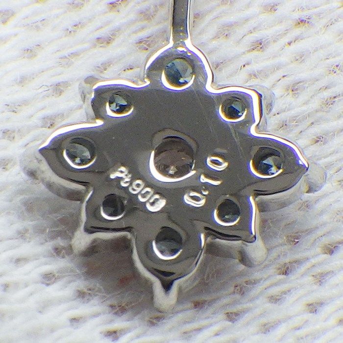 Exquisite Flower Motif Diamond Necklace with Blue Diamonds