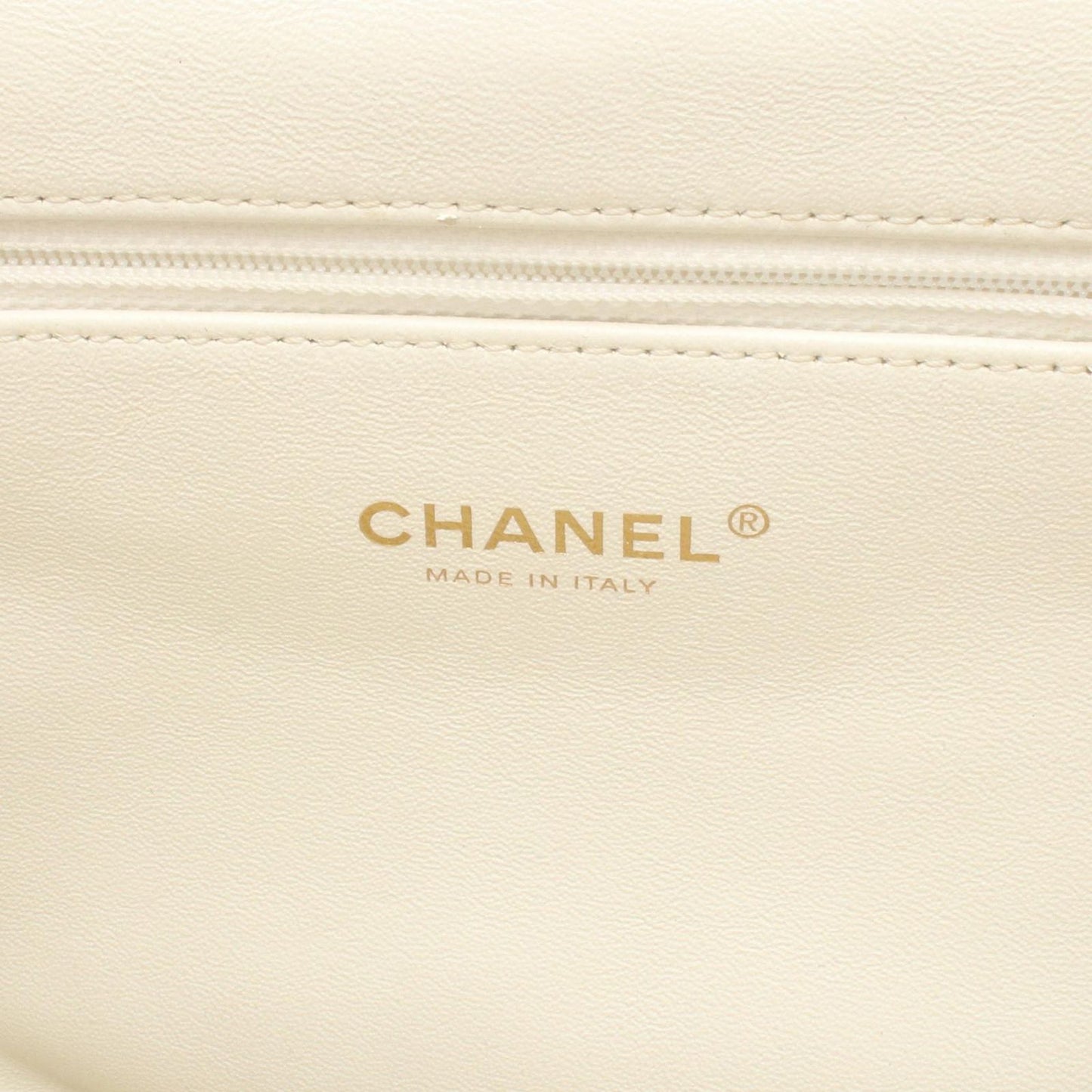 CHANEL Matelassé Backpack AS3530 in White Leather - Exquisite Craftsmanship