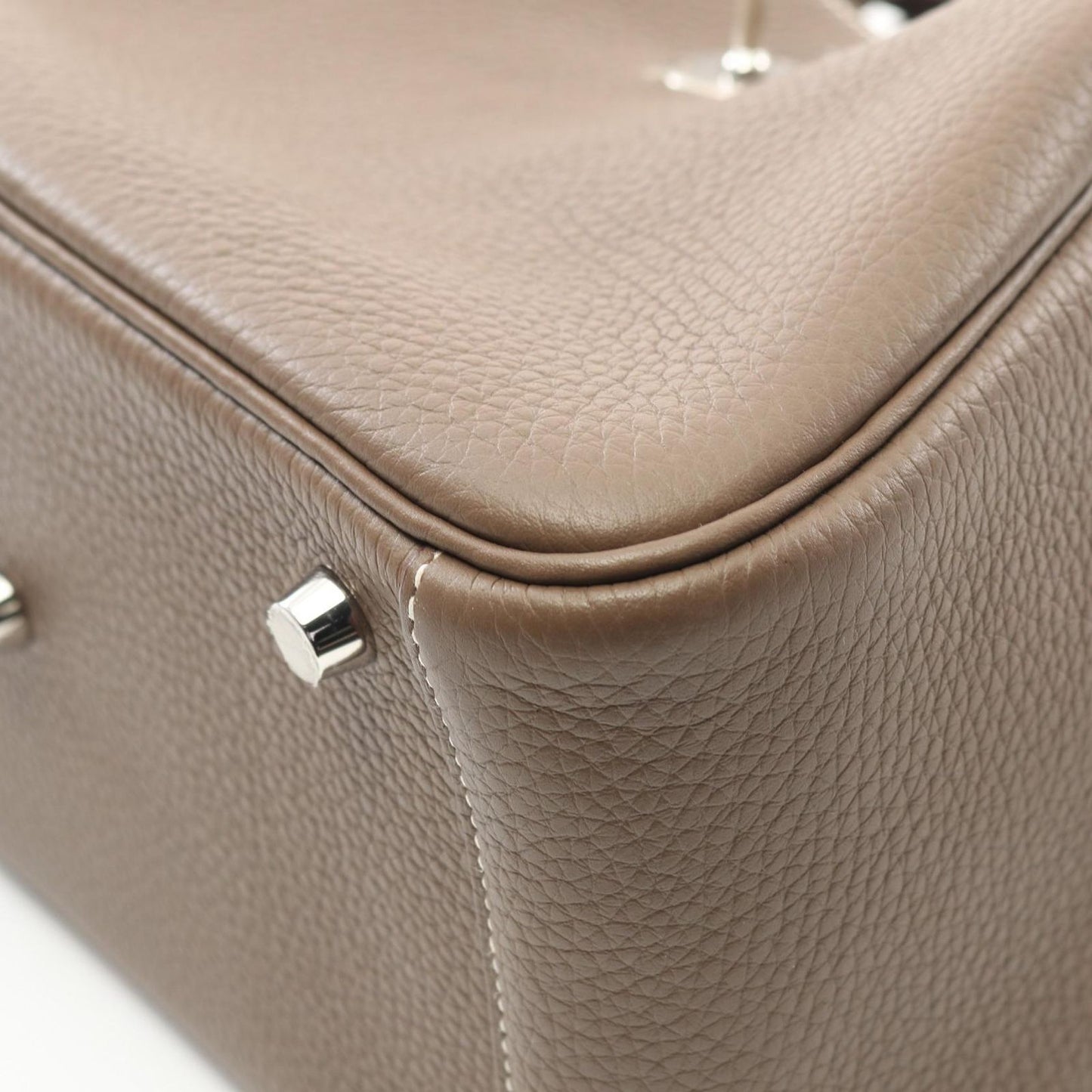 HERMES Lindy 26 Shoulder Bag in Etoupe - Timeless Elegance