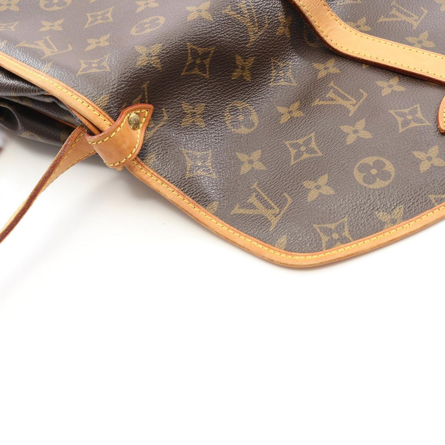 Louis Vuitton Monogram Sombrero 30 Shoulder Bag - Timeless Elegance