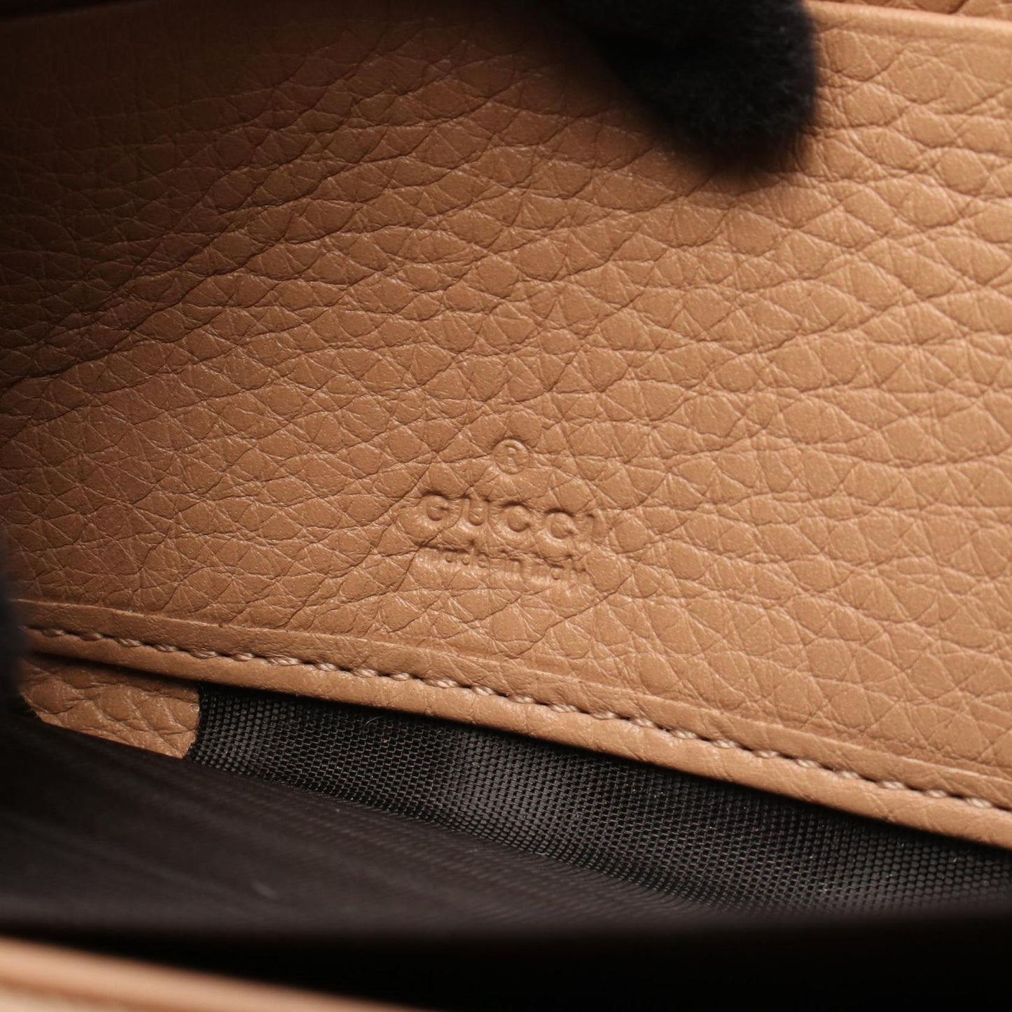 GUCCI Bamboo Round Wallet in Beige Leather - Timeless Elegance