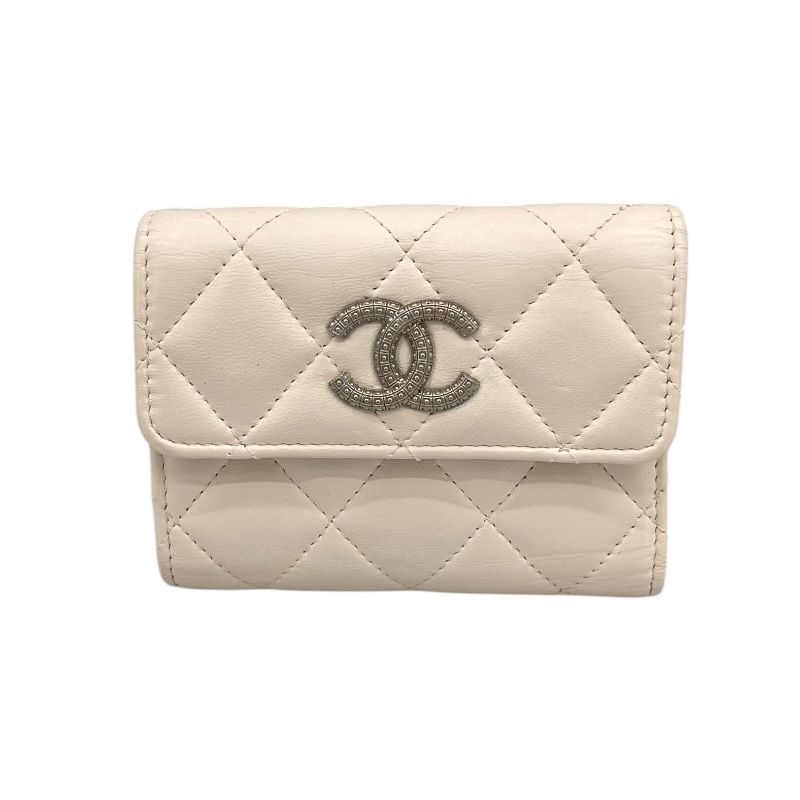 CHANEL Matelassé Card Case AP3827 in White Shiny Lambskin