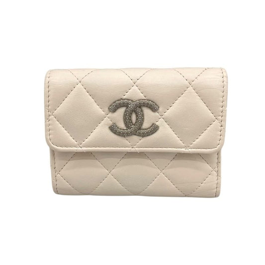 CHANEL Matelassé Card Case AP3827 in White Shiny Lambskin