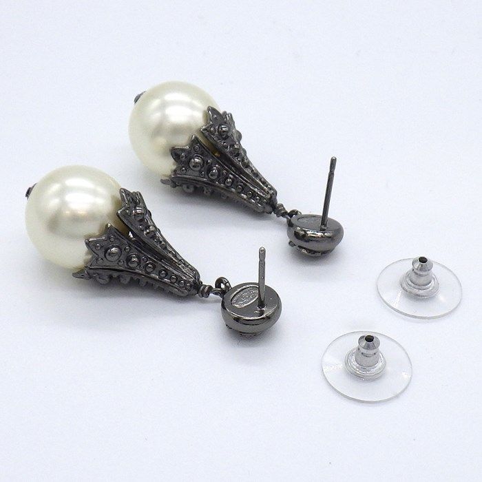 CHANEL Coco Mark Earrings - 2003 Spring Collection - Black Metal & Imitation Pearls