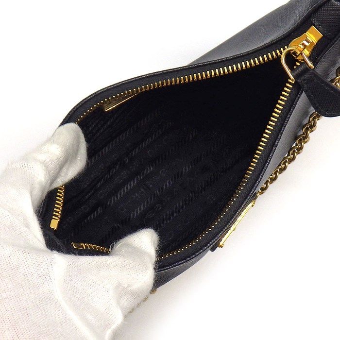 PRADA Re-Edition 2005 Shoulder Bag in Black Saffiano Leather