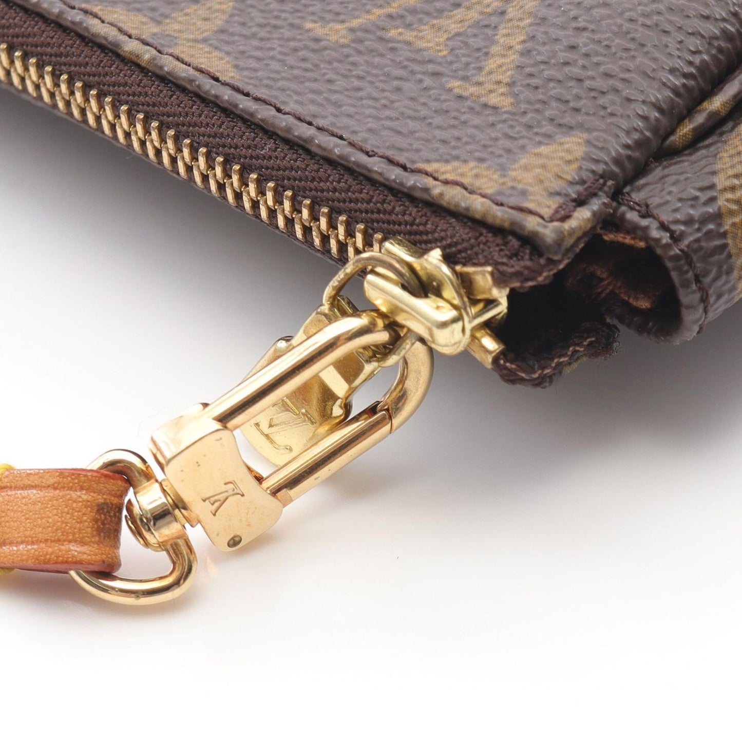 Louis Vuitton Pochette Accessoires Handbag - Timeless Elegance