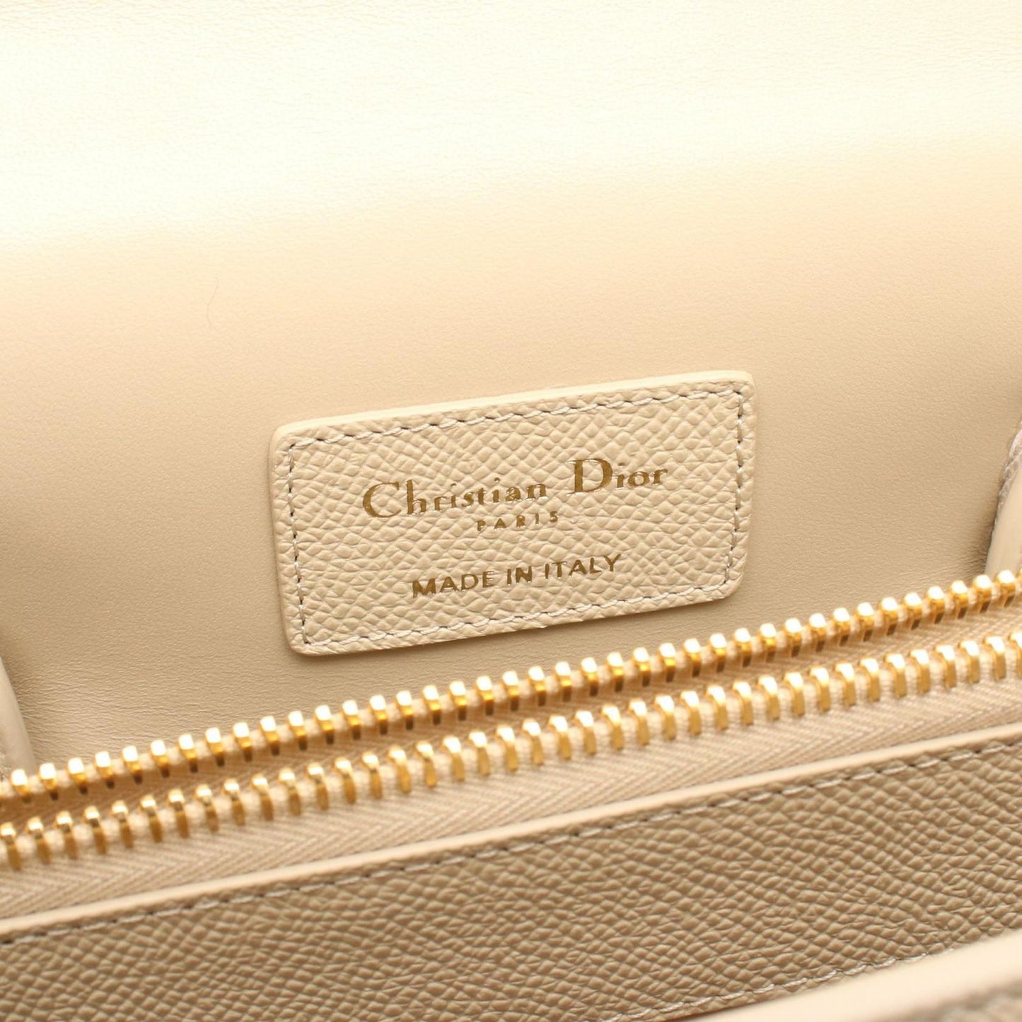 Dior 30 Montaigne Handbag in Beige Leather - Timeless Elegance