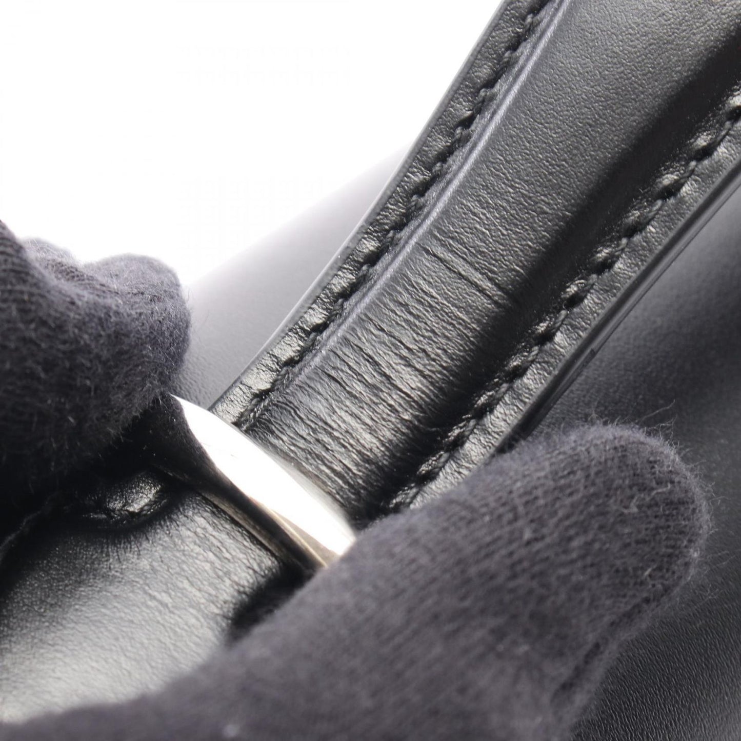 GUCCI Petite GG Black Leather Shoulder Bag - Timeless Elegance