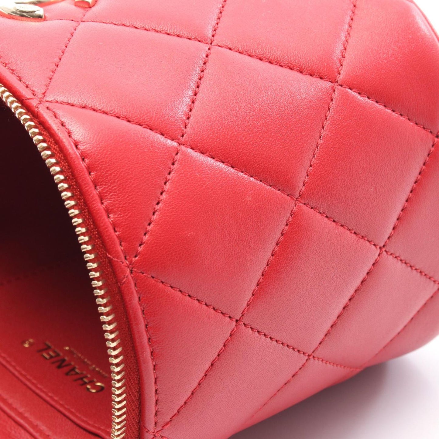 CHANEL Trendy CC Vanity Shoulder Bag in Red Leather - Exquisite Craftsmanship
