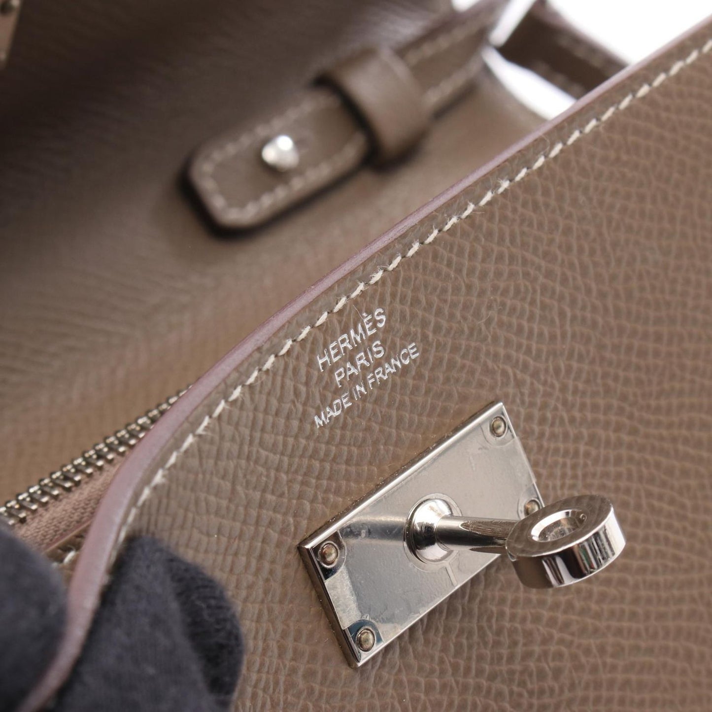 HERMES Kelly To Go Shoulder Bag in Etoupe Leather - Exquisite Craftsmanship