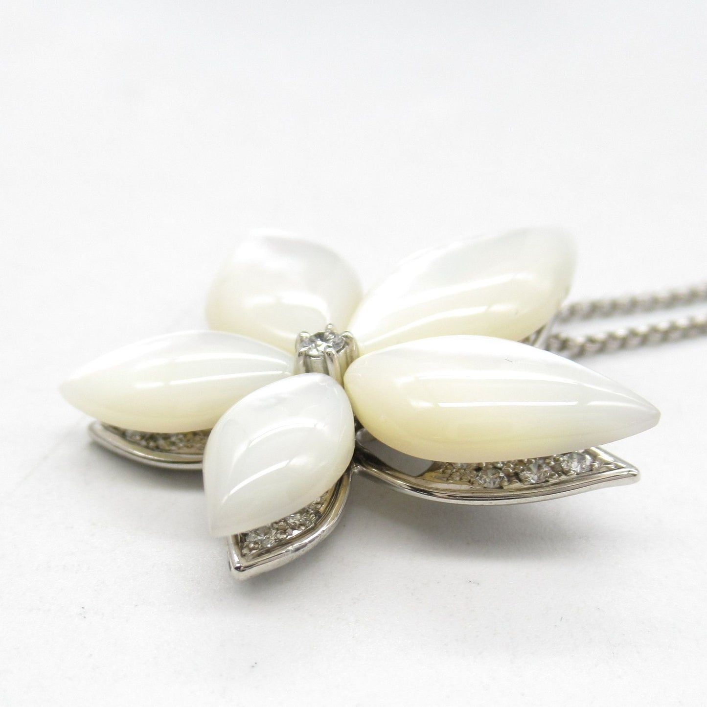 Exquisite Shell & Diamond Necklace in K18 White Gold