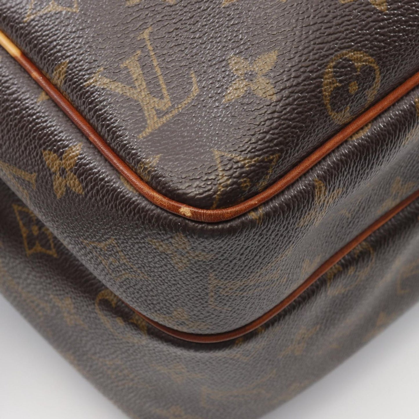Louis Vuitton Monogram Reporter GM Shoulder Bag - Timeless Elegance