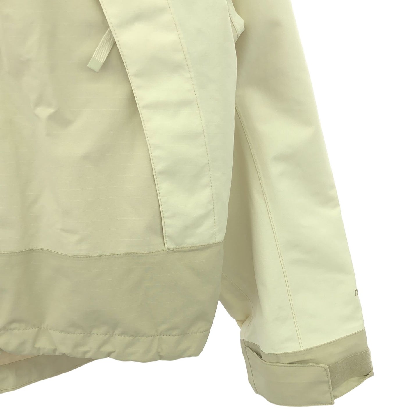 THE NORTH FACE Beige Nylon Jacket - Timeless Style & Comfort