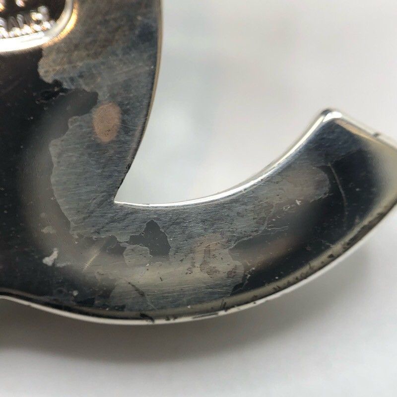 CHANEL Coco Mark Turn Lock Brooch - Exquisite Metal & Strass