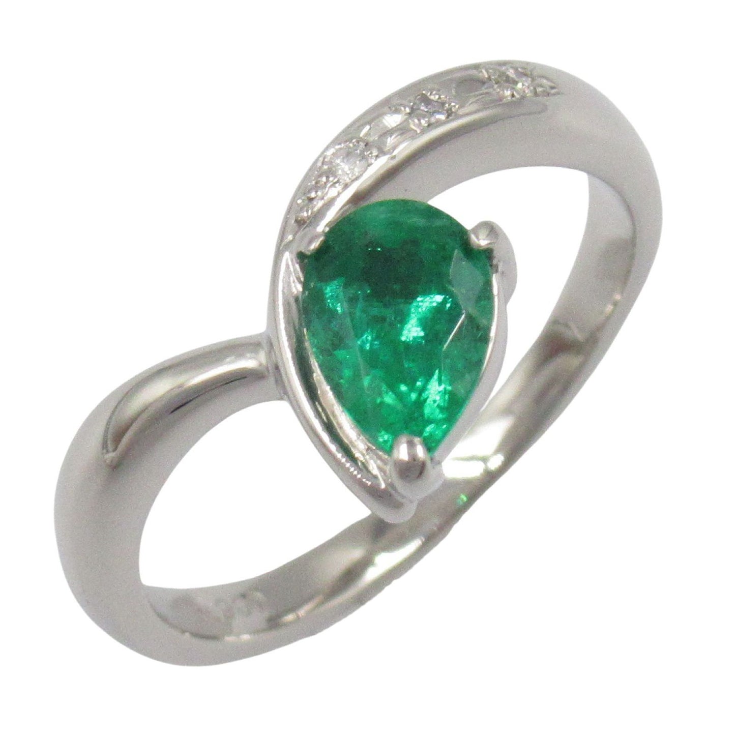 Exquisite Emerald & Diamond Ring in Platinum - A Timeless Treasure