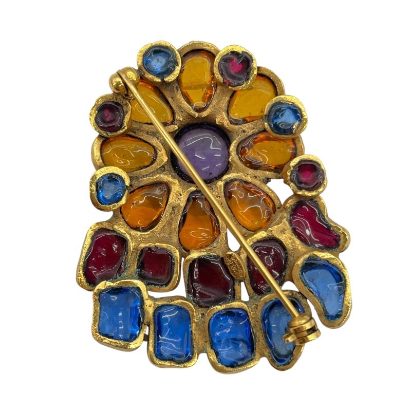 CHANEL Gripoix Brooch in Gold and Multicolor Stones