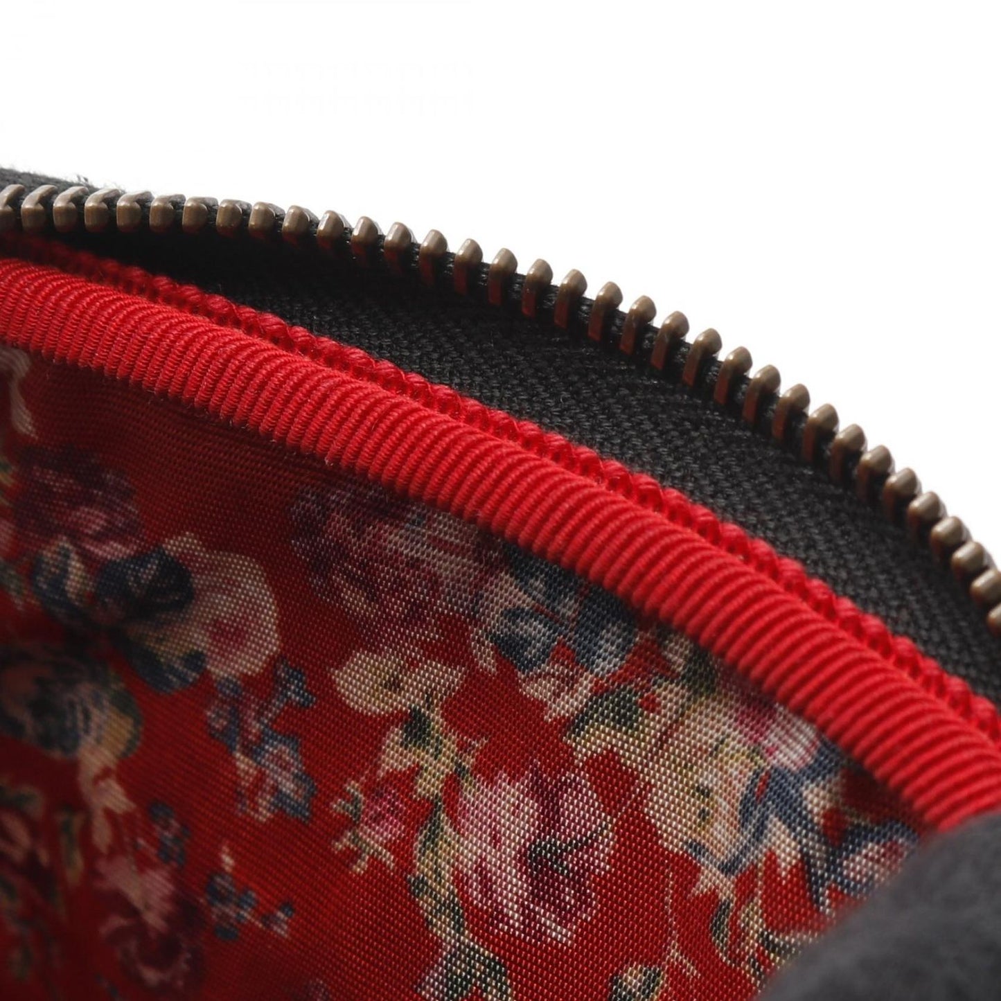 GUCCI Game Patch Logo Belt Bag in Black Patent Leather