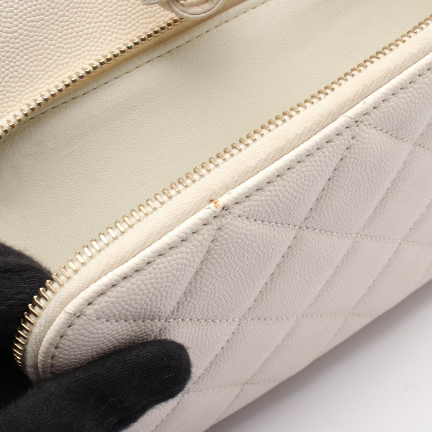 CHANEL Matelassé Backpack AS3530 in White Leather - Exquisite Craftsmanship