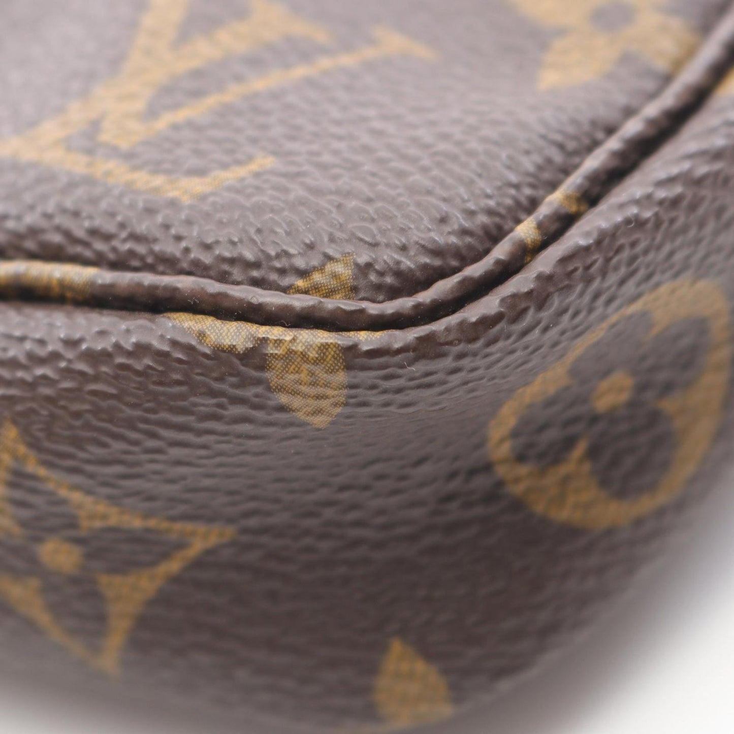 Louis Vuitton Pochette Accessoires Handbag - Timeless Elegance